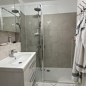 Nachher. Bad mit barrierearmer Dusche. www