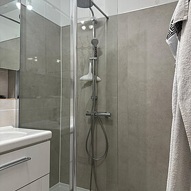 Leicht zu reinigen. Fugenlose Wandverkleidung, im gesamten Duschbereich. www